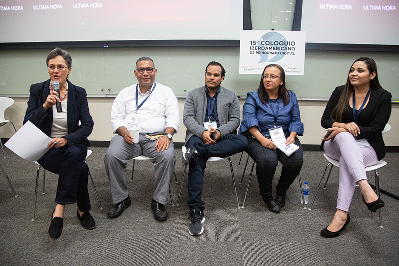 Dagmar Thiel, Octavio Enríquez, Hans Lawerence Ramírez, Lucía Pineda y Jennifer Ortiz durante el panel del Coloquio Iberoamericano de Periodismo Digital.
